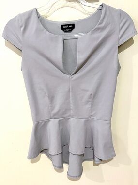 Bebe Light Lavender Peplum Top Medium Short Sleeve Flare Hem Blouse